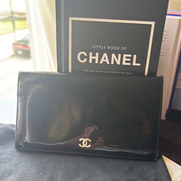 Chanel Black Patent Leather Wallet with Iconic CC Logo - Picture 1 of 2